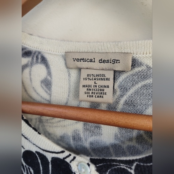 Black and white cream floral cashmere and wool cardigan Vertical Designs szL EUC - Picture 3 of 6
